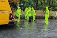 暴雨中的橫琴：道路車通人通